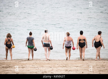 Schwimmen und fit halten am Strand in Spanien am frühen Morgen Stockfoto