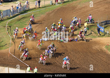 CARDANO AL CAMPO, ITALIEN - SEPTEMBER 2013; ein Motocross Rennen. Stockfoto