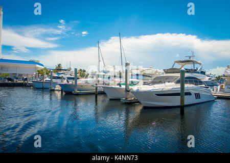 FORT LAUDERDALE, USA - 11. JULI 2017: eine Linie der Boote für Verkauf im Fort Lauderdale. Stockfoto