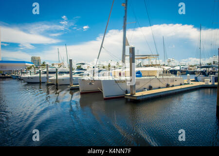 FORT LAUDERDALE, USA - 11. JULI 2017: eine Linie der Boote für Verkauf im Fort Lauderdale Stockfoto
