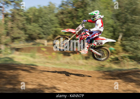 CARDANO AL CAMPO, ITALIEN - SEPTEMBER 2013; ein Motocross Rennen. Stockfoto