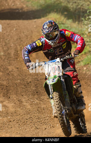 CARDANO AL CAMPO, ITALIEN - SEPTEMBER 2013; ein Motocross Rennen. Stockfoto