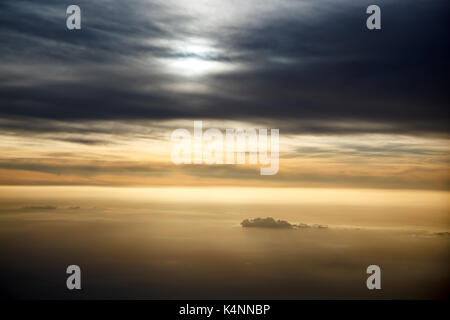 Erstaunlich bewölkter Himmel Blick aus dem Flugzeug Fenster Stockfoto