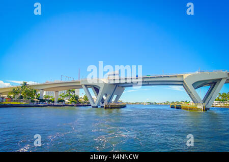 FORT LAUDERDALE, USA - 11. JULI 2017: Schöne Aussicht auf eine geöffnete Brücke angehoben lassen Schiff durch am Hafen in Fort Lauderdale, Florida Pass Stockfoto