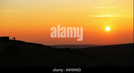 Leute, die sich den Sonnenuntergang an der Devil's Dyke, in der Nähe von Brighton, Sussex Stockfoto