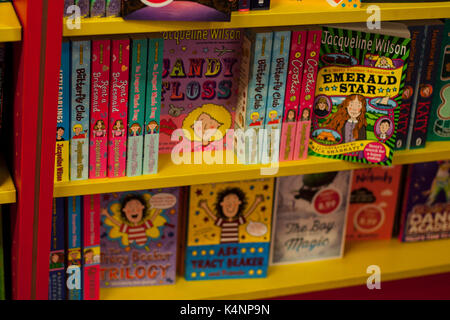 Jacqueline Wilson Bücher auf dem Display Bücherregal in einer Buchhandlung in Dublin Irland Kinder Buch Kinderbücher, Lesekonzept, Kindheit Wissen Lernen Stockfoto