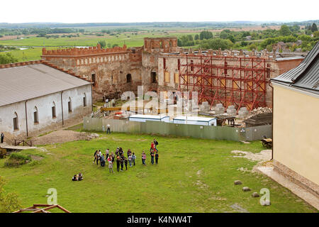 MEDZHYBIZH, UKRAINE - 20. MAI 2017: Blick vom Turm auf Medzhybizh schloss, Ukraine Stockfoto