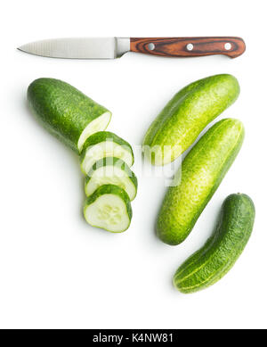 Frisch geschnittene Gurke auf weißem Hintergrund. Gurke und Messer. Stockfoto