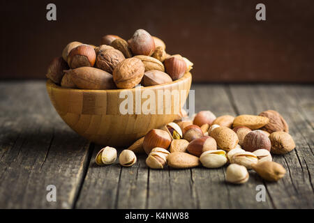 Verschiedene Arten von Muttern in der nußschale. Haselnüsse, Walnüsse, Mandeln, Pecan Nüsse und Pistazien in Houten. Stockfoto