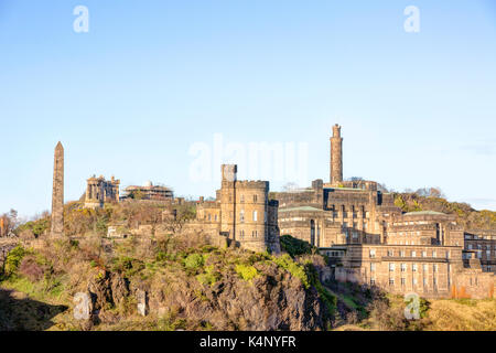 Ansicht des Calton Hill, Edinburgh Schottland mit Martyr's Monument, Nelsons Monument, Dugald Stewart Denkmal, St Andrew's House und Gouverneure Haus in Stockfoto