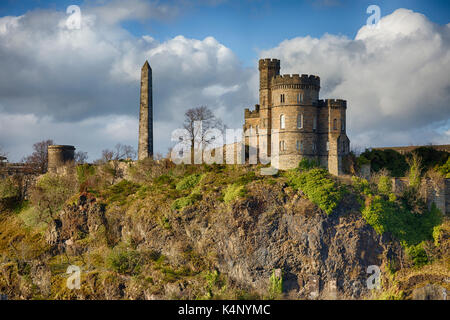 Blick auf Calton Hill in Edinburgh Schottland mit Martyr's Monument und Governors House im Vordergrund Stockfoto