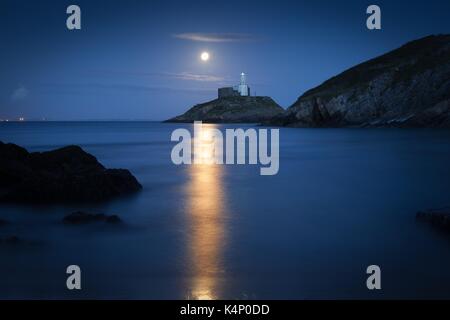 Mumbles Leuchtturm in der Dämmerung Stockfoto