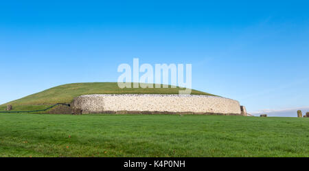Newgrange Passage Grab im Boyne Valley. Co. Meath in Irland. Newgrange wurde vor 5,200 Jahren von Steinbauern gebaut. Stockfoto