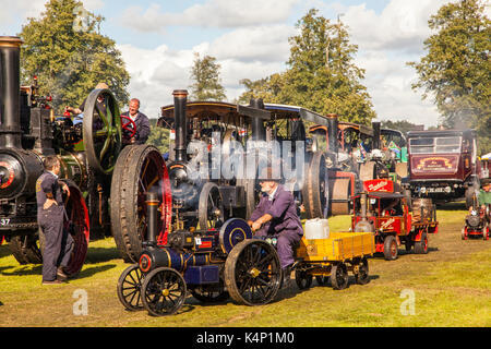 Zugmaschinen und mini Zugmaschinen auf Parade an der jährlichen Steam Fair und Kundgebung an Astle park Chelford in Cheshire Stockfoto