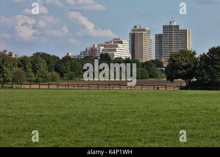 Skyline von sozialen Schmelztiegel, Köln Chorweiler Hochhäusern, 70s Design, von der Landschaft, Wiese im Vordergrund. Stockfoto
