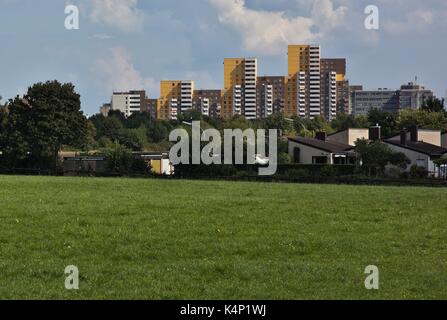 Skyline von sozialen Schmelztiegel, Köln Chorweiler Hochhäusern, 70s Design, von der Landschaft, Wiese im Vordergrund. Stockfoto