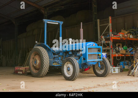 Alter Ford Dexta Schlepper stand in einer Farm Barn. Stockfoto