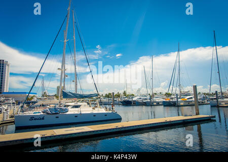 FORT LAUDERDALE, USA - 11. JULI 2017: eine Linie der Boote für Verkauf im Fort Lauderdale Stockfoto