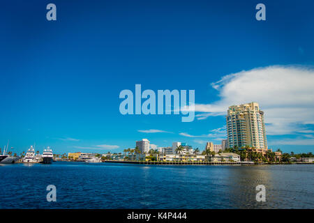 FORT LAUDERDALE, USA - 11. JULI 2017: Schöne Aussicht auf die Stadt Fort Lauderdale im Horizont mit Eigentumswohnung Gebäude, in Fort Lauderdale, Florida Stockfoto