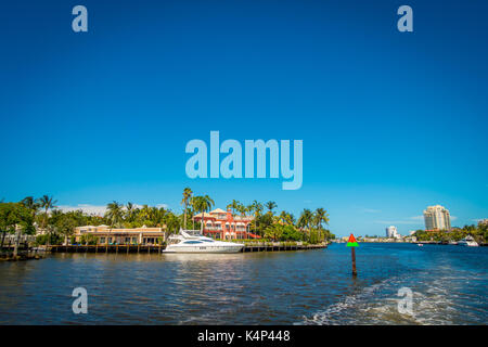 FORT LAUDERDALE, USA - 11. JULI 2017: Schöne Aussicht auf New River mit Riverwalk Promenade, mit Eigentumswohnung Gebäude und Yachten im Fluss geparkt, in Fort Lauderdale, Florida Stockfoto