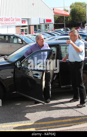 Des O Connor am Venue Cymru Llandudno anreisen Stockfoto