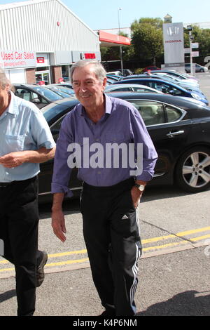 Des O Connor am Venue Cymru Llandudno anreisen Stockfoto