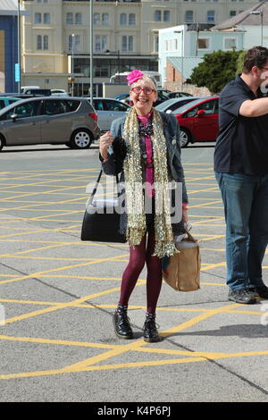 Su Pollard bei der Ankunft im Venue Cymru, Llandudno Wales Stockfoto