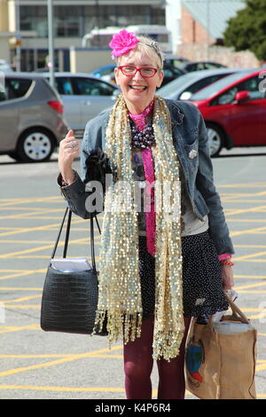 Su Pollard bei der Ankunft im Venue Cymru, Llandudno Wales Stockfoto