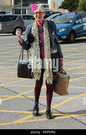 Su Pollard bei der Ankunft im Venue Cymru, Llandudno Wales Stockfoto