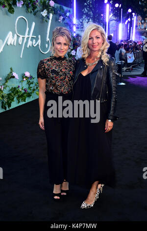 Laura Tott (links) und CiCi Coleman an der Mutter! Premiere im Odeon Kino, Leicester Square, London. Stockfoto