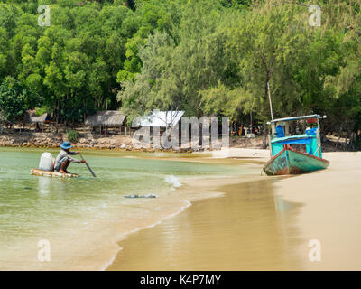 Phu Quoc Island, South Vietnam, Frühjahr 2017: [Fischerboot auf der schönen Insel Strand mit Dschungel hinter, Fisherman zurück Home] Stockfoto