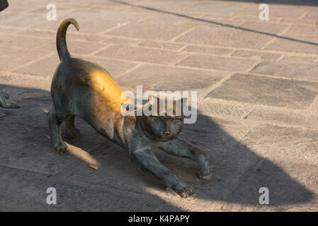 MARSAXLOKK, MALTA - 23. AUGUST 2017: Bronze Statue, die eine Katze am Hafen Bucht von Marsaxlokk Malta Insel Stockfoto