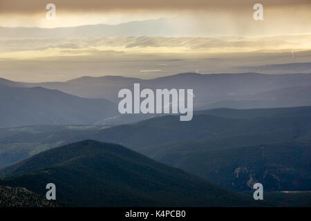 Aus hoch auf Mount Evans, der Blick in die South Park ist verdeckt von Regen. Stockfoto