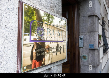 Messingtafel vor dem Eingang zum Royal United Services Institute for Defense (RUSI) und Sicherheitsstudien zu Whitehall, London, England, Großbritannien Stockfoto