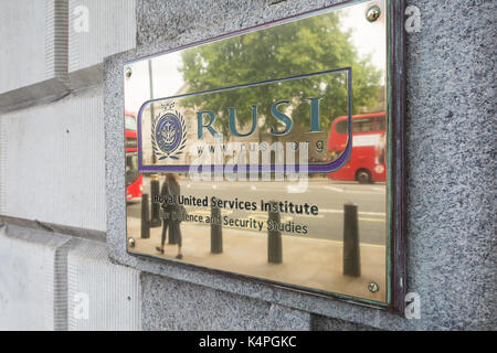 Plakette außerhalb des Royal United Services Institute für Verteidigung und Sicherheit Studien an Whitehall, London, UK Stockfoto