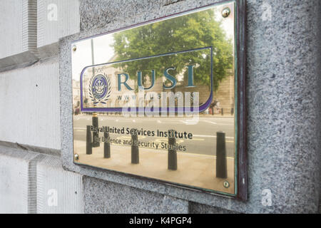 Plakette vor dem Royal United Services Institute for Defence and Security Studies in Whitehall, London, Großbritannien Stockfoto