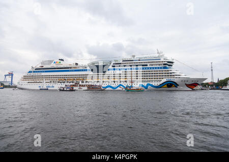 Warnemünde/Deutschland - 12. August 2017: Aida Mar liegt am Hafen von öffentlichen Veranstaltung Hanse Sail in Warnemünde, Deutschland. Stockfoto