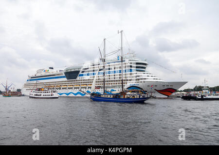 Warnemünde/Deutschland - 12. August 2017: Aida Mar liegt am Hafen von öffentlichen Veranstaltung Hanse Sail in Warnemünde, Deutschland. Stockfoto