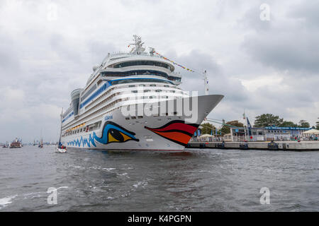 Warnemünde/Deutschland - 12. August 2017: Aida Mar liegt am Hafen von öffentlichen Veranstaltung Hanse Sail in Warnemünde, Deutschland. Stockfoto