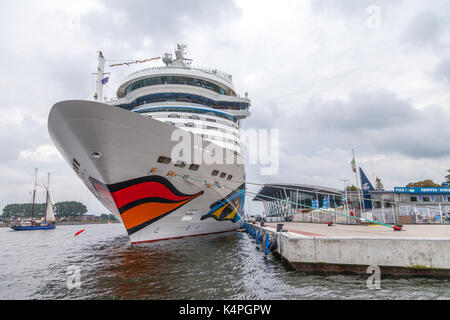 Warnemünde/Deutschland - 12. August 2017: Aida Mar liegt am Hafen von öffentlichen Veranstaltung Hanse Sail in Warnemünde, Deutschland. Stockfoto