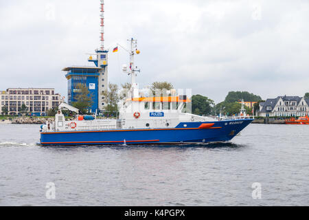 Warnemünde / Deutschland - 12. August 2017: deutsche Polizeischiffe fahren bei öffentlichen Veranstaltungen hanse Sail in warnemünde. Stockfoto