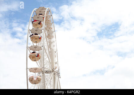 Warnemünde/Deutschland - 12. August 2017: Riesenrad steht bei der öffentlichen Veranstaltung auf der Hanse Sail in Warnemünde, Deutschland. Stockfoto