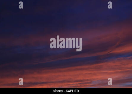 Blau und Rosa Streifen Himmel Stockfoto