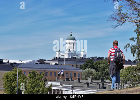 Touristische Blick auf Kathedrale von Helsinki aus der Ferne Stockfoto