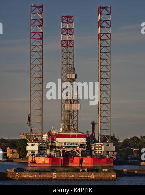 Offshore rig jackup im Hafen Stockfoto