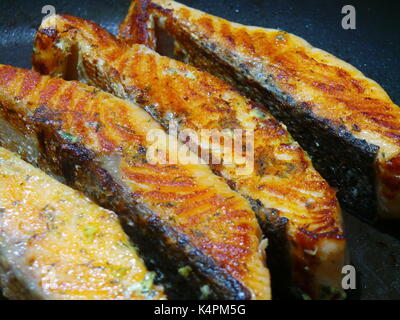 Nahaufnahme von saftigen Lachsfilets braten Stockfoto