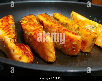 Nahaufnahme von saftigen Lachsfilets braten Stockfoto