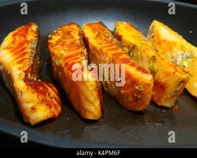 Nahaufnahme von saftigen Lachsfilets braten Stockfoto