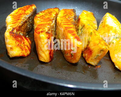 Nahaufnahme von saftigen Lachsfilets braten Stockfoto