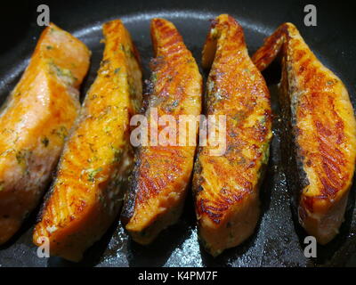 Nahaufnahme von saftigen Lachsfilets braten Stockfoto